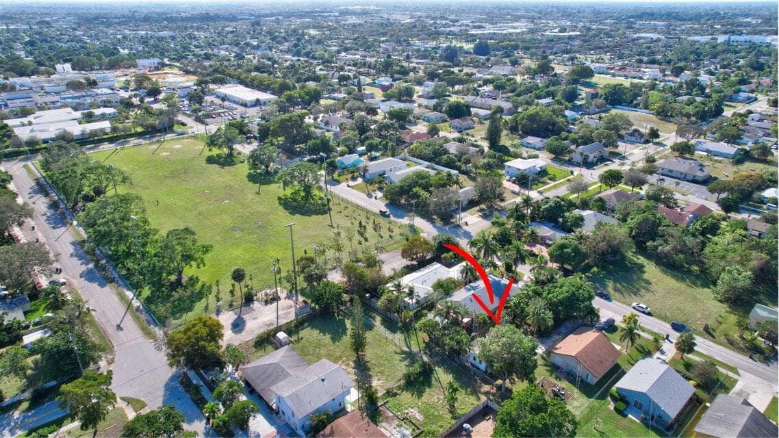 237 SW 3rd Avenue, Delray Beach, FL 33444 32