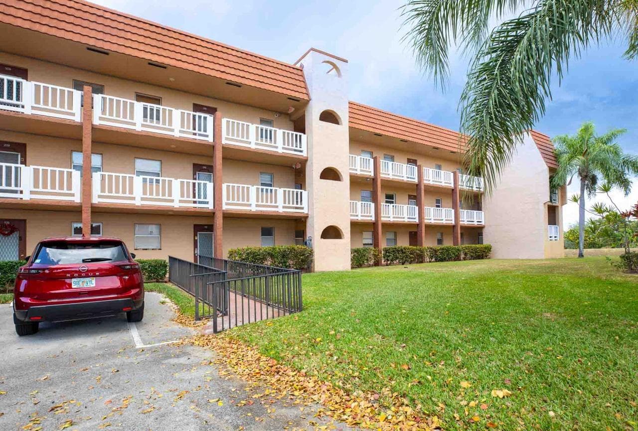 9041 Sunrise Lakes Boulevard 111, Sunrise, FL 33322