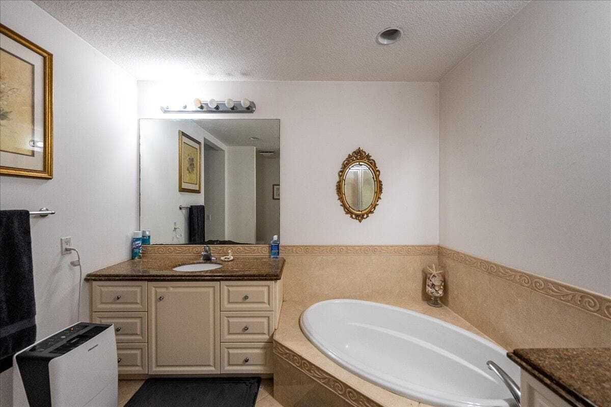 36 Harbour Isle Drive W 106, Fort Pierce, FL 34949 18