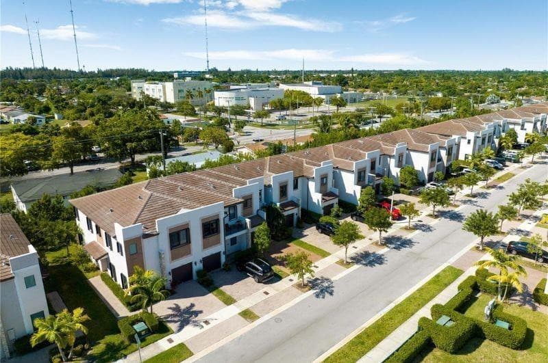 340 NE 208th Terrace 340, Miami, FL 33179 34