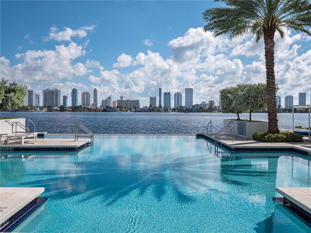 17111 Biscayne Boulevard 2105 + 1 BOAT SLIP 100 ft, North Miami Beach, FL 33160 5