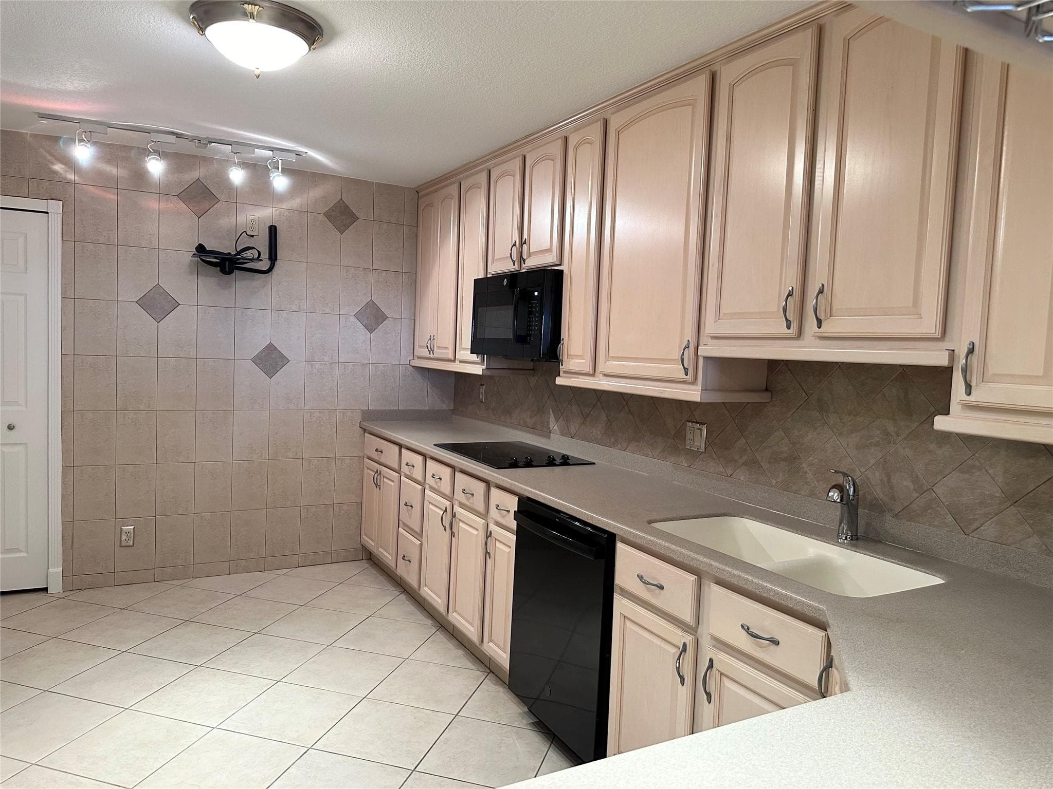 2500 Parkview Drive 814, Hallandale Beach, FL 33009 13