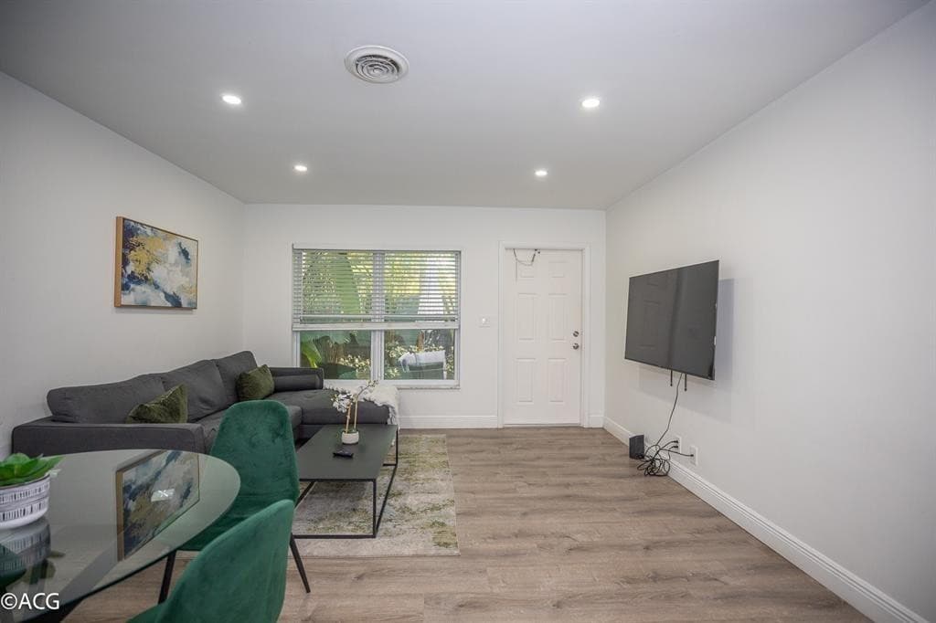 19 NE 16th Street, Fort Lauderdale, FL 33304 2