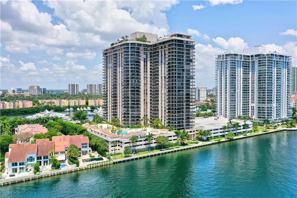 19667 Turnberry Way 20gr, Miami, FL 33180 33