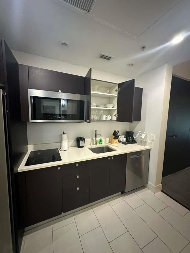 5300 NW 87th Avenue 706, Miami, FL 33178 5