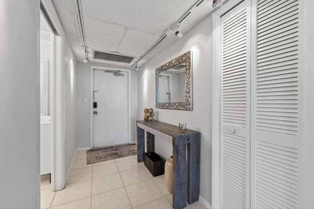 575 Oaks Lane 1002, Pompano Beach, FL 33069 25