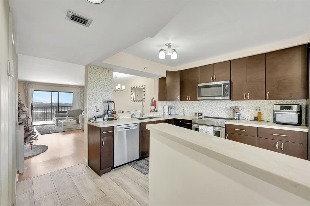 2200 S Cypress Bend Drive 905, Pompano Beach, FL 33069