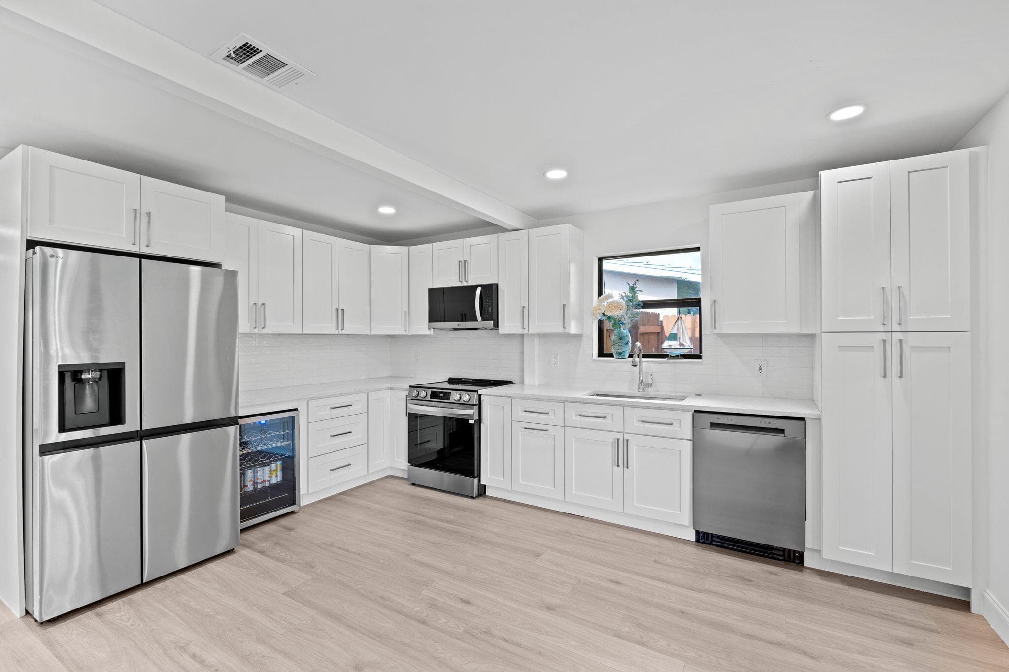 699 NE 40th Street, Oakland Park, FL 33334 13