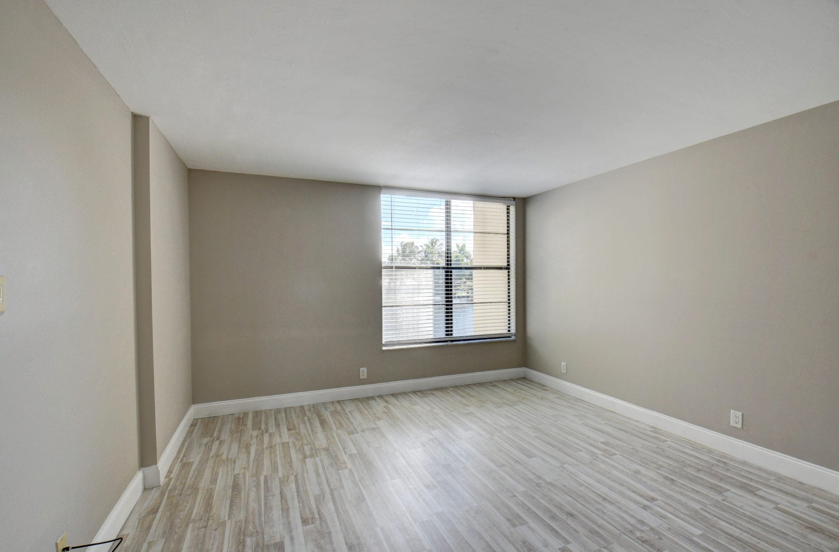 14 Royal Palm Way 2050, Boca Raton, FL 33432 25