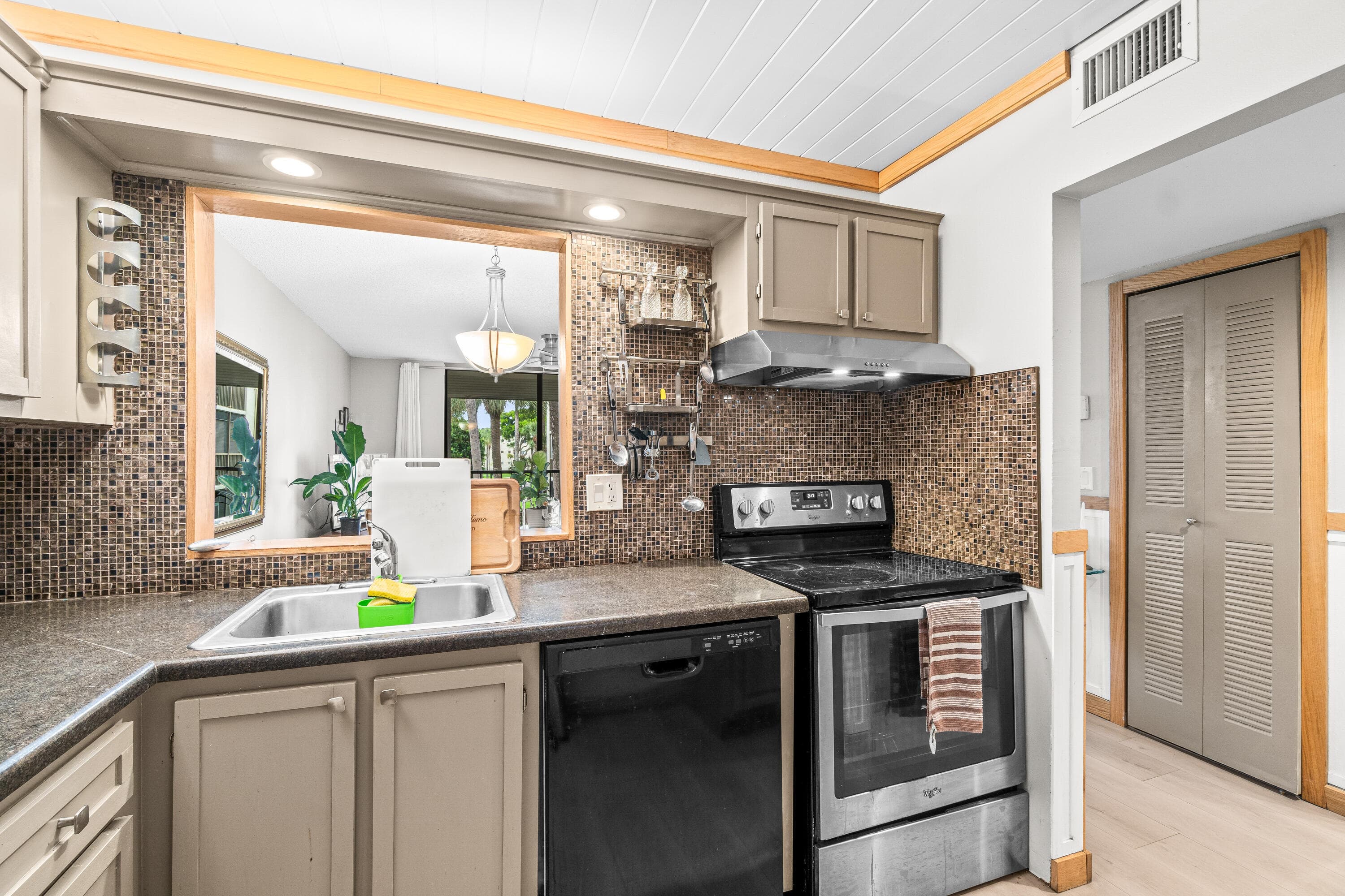 5370 Las Verdes Circle 209, Delray Beach, FL 33484 15