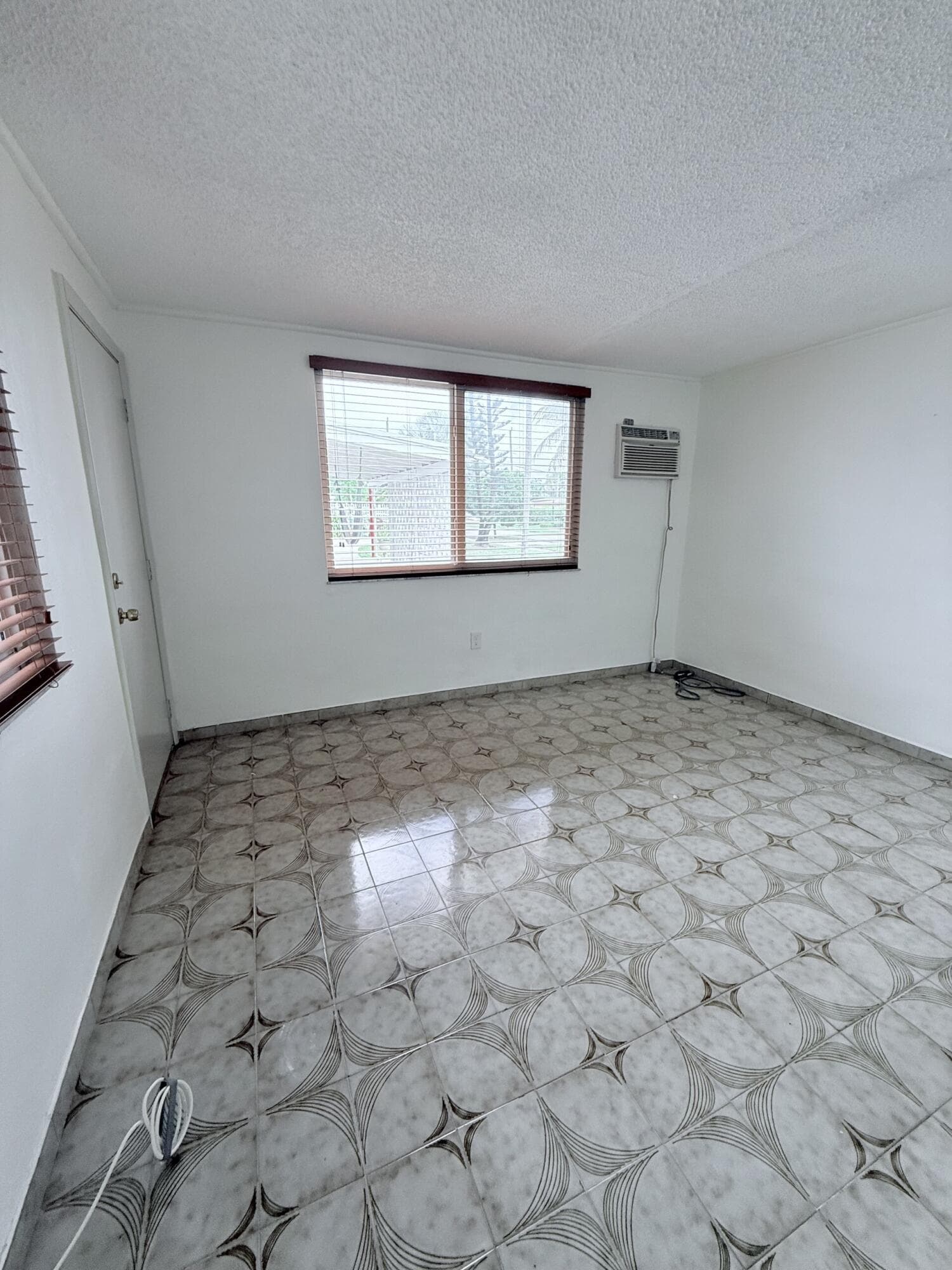 957 W 67th Street, Hialeah, FL 33012 4