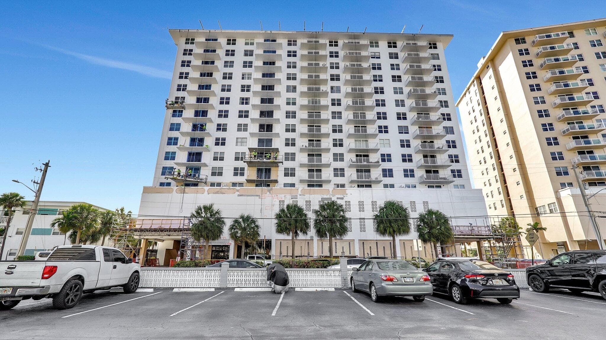 427 Golden Isles Drive 5j, Hallandale Beach, FL 33009 30