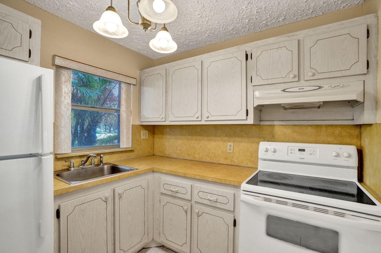 9460 Sunrise Lakes Boulevard 106, Sunrise, FL 33322 4