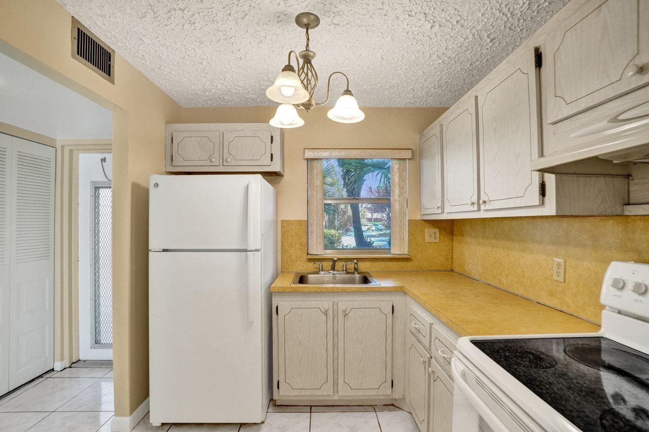 9460 Sunrise Lakes Boulevard 106, Sunrise, FL 33322 5