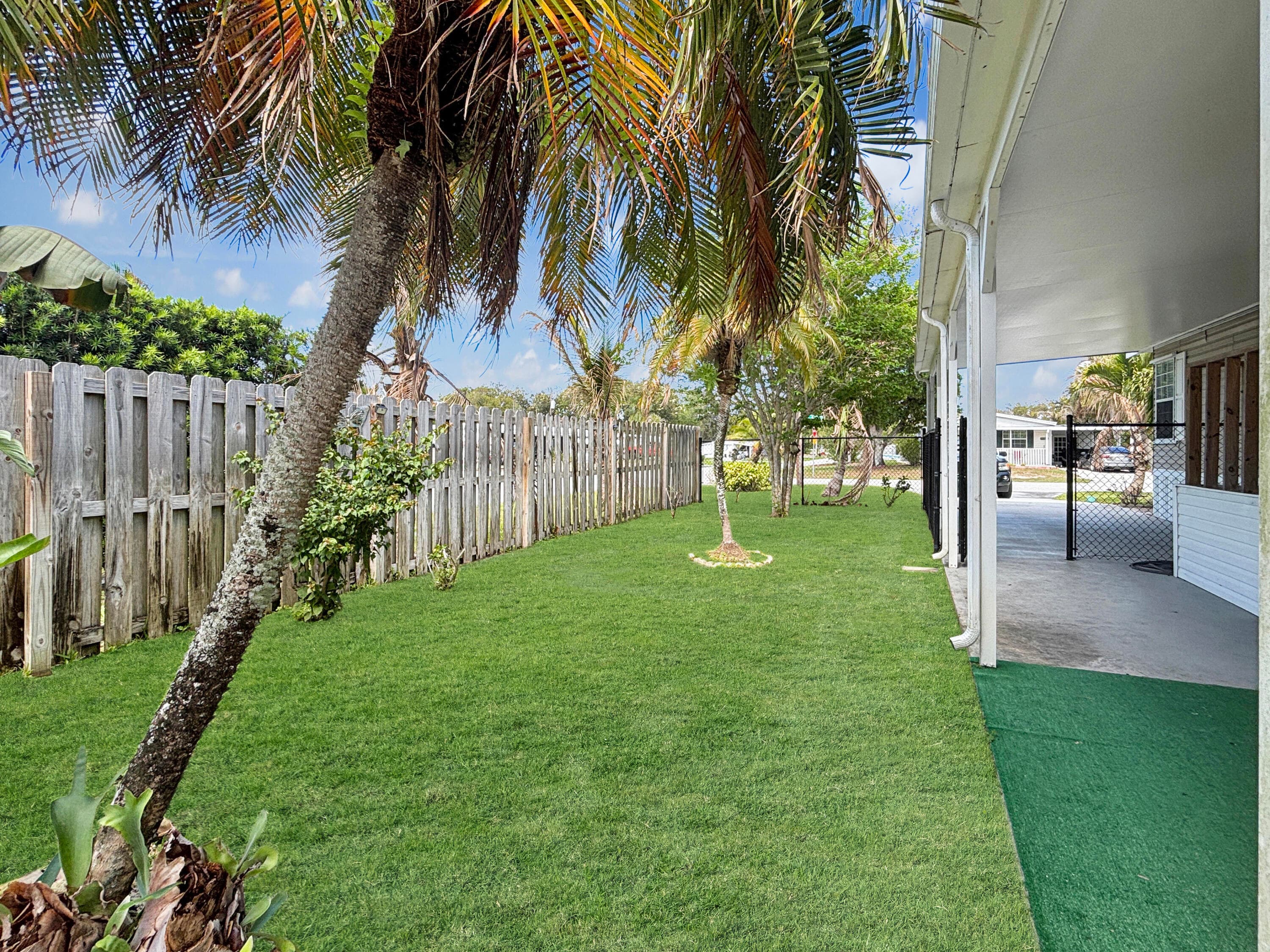 7568 SE Swan Avenue, Hobe Sound, FL 33455 23