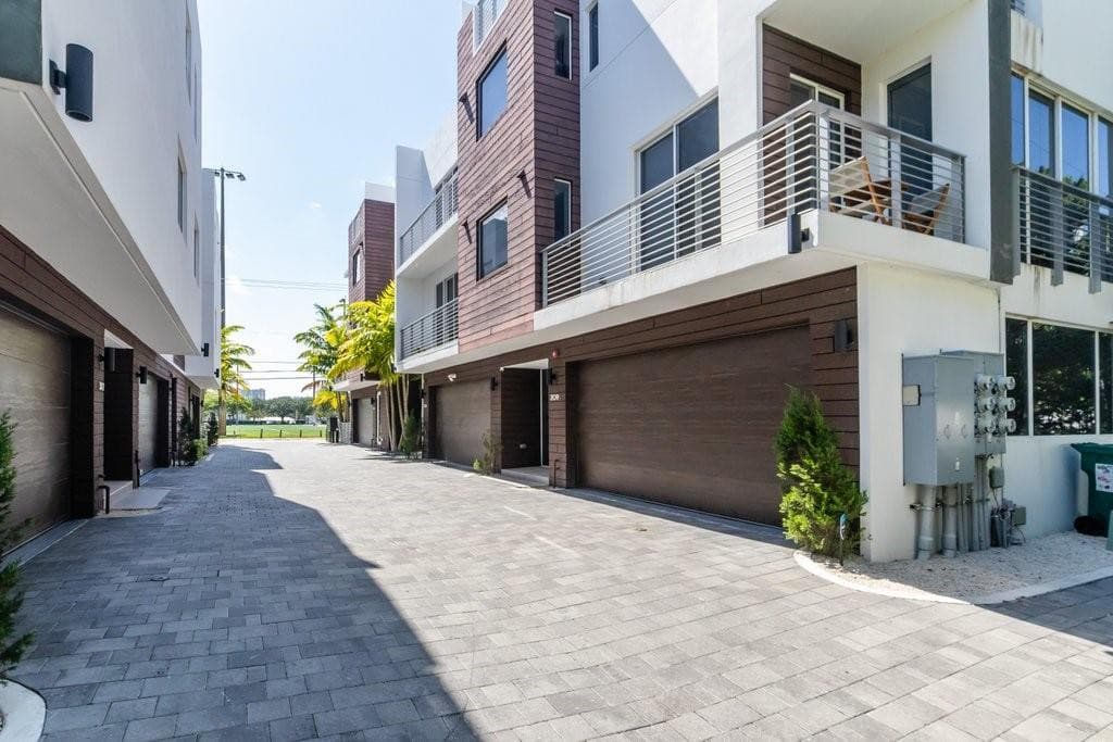 700 NE 14th Avenue 208, Fort Lauderdale, FL 33304 56
