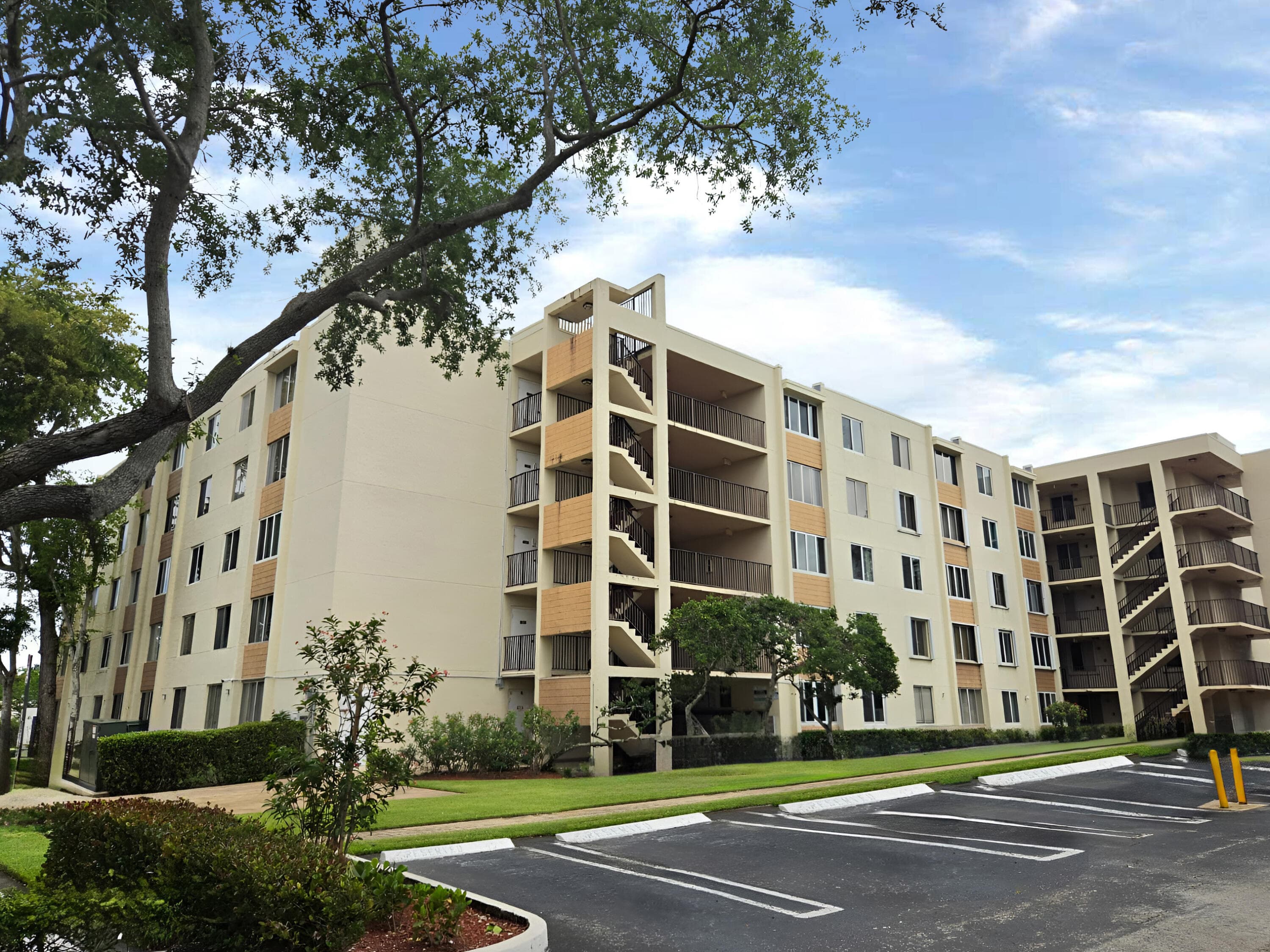 3253 Riverside Drive D-301, Coral Springs, FL 33065 2