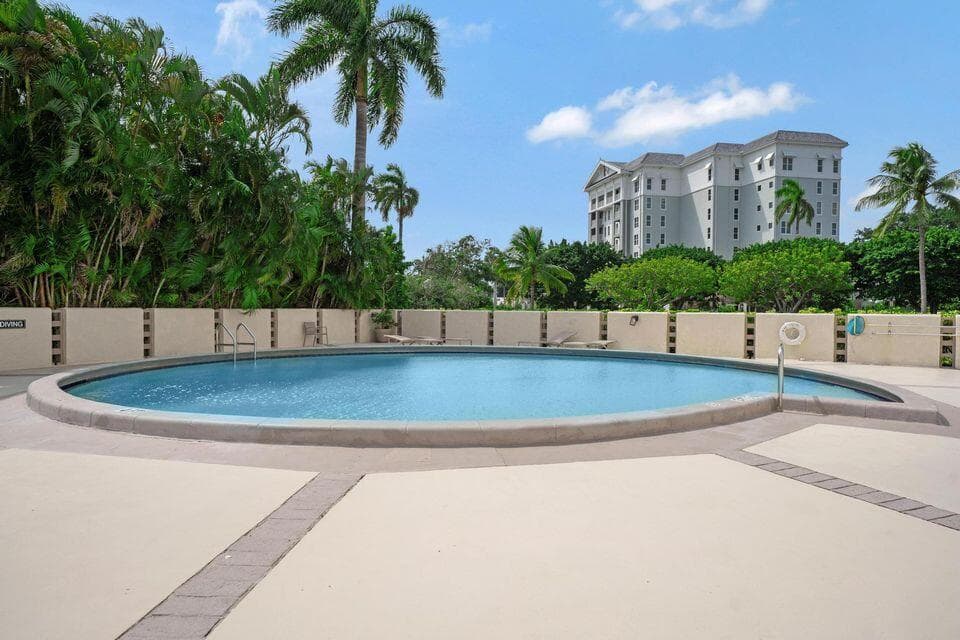 2400 Presidential Way 1206, West Palm Beach, FL 33401 29