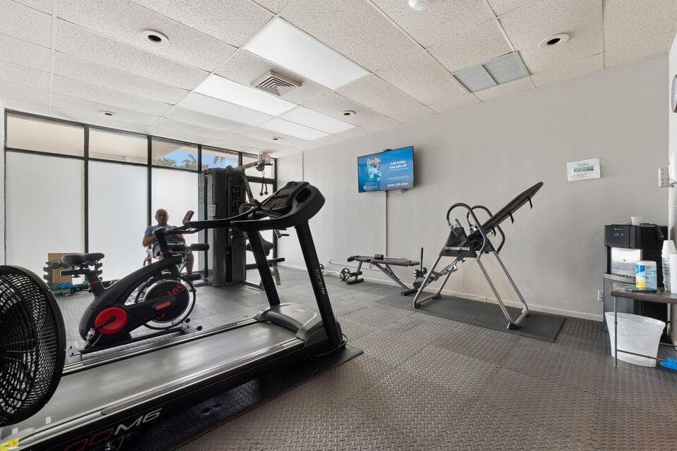 2400 Presidential Way 1206, West Palm Beach, FL 33401 32