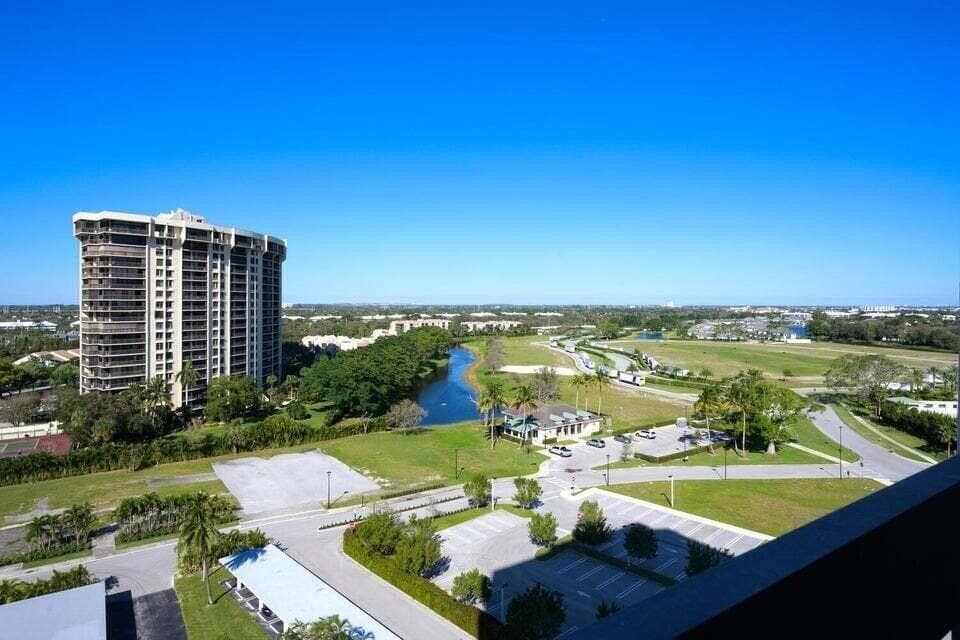 2400 Presidential Way 1206, West Palm Beach, FL 33401 35