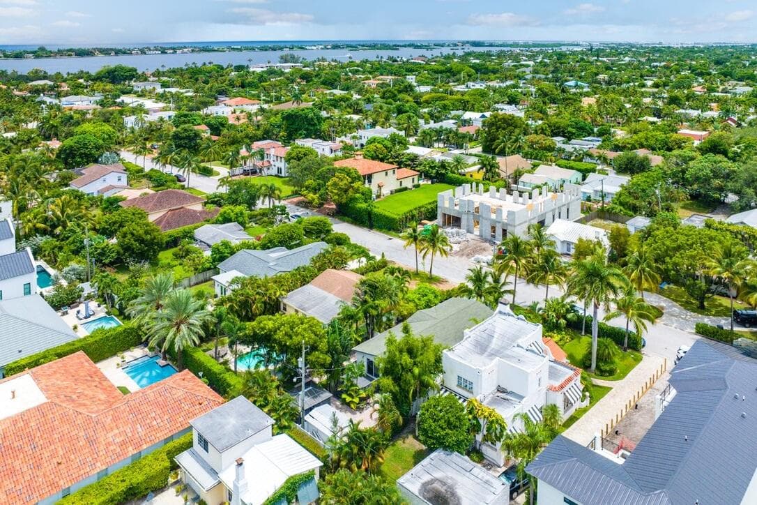 353 E Lakewood Road, West Palm Beach, FL 33405 35