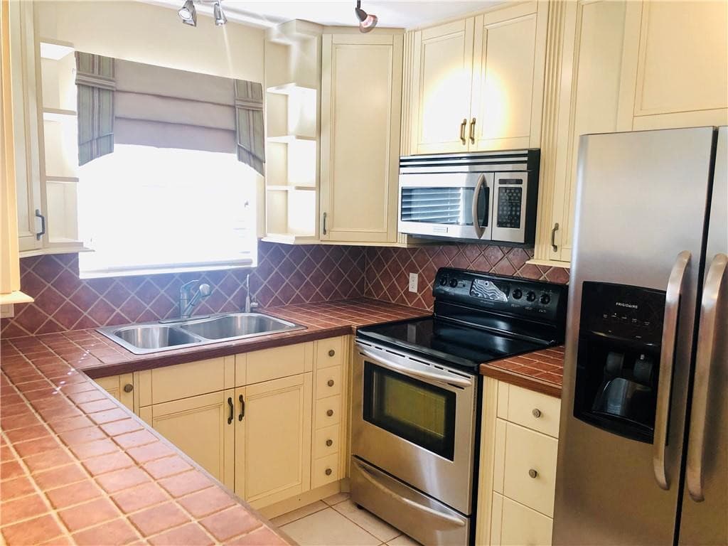 137 Farnham F 137, Deerfield Beach, FL 33442 9