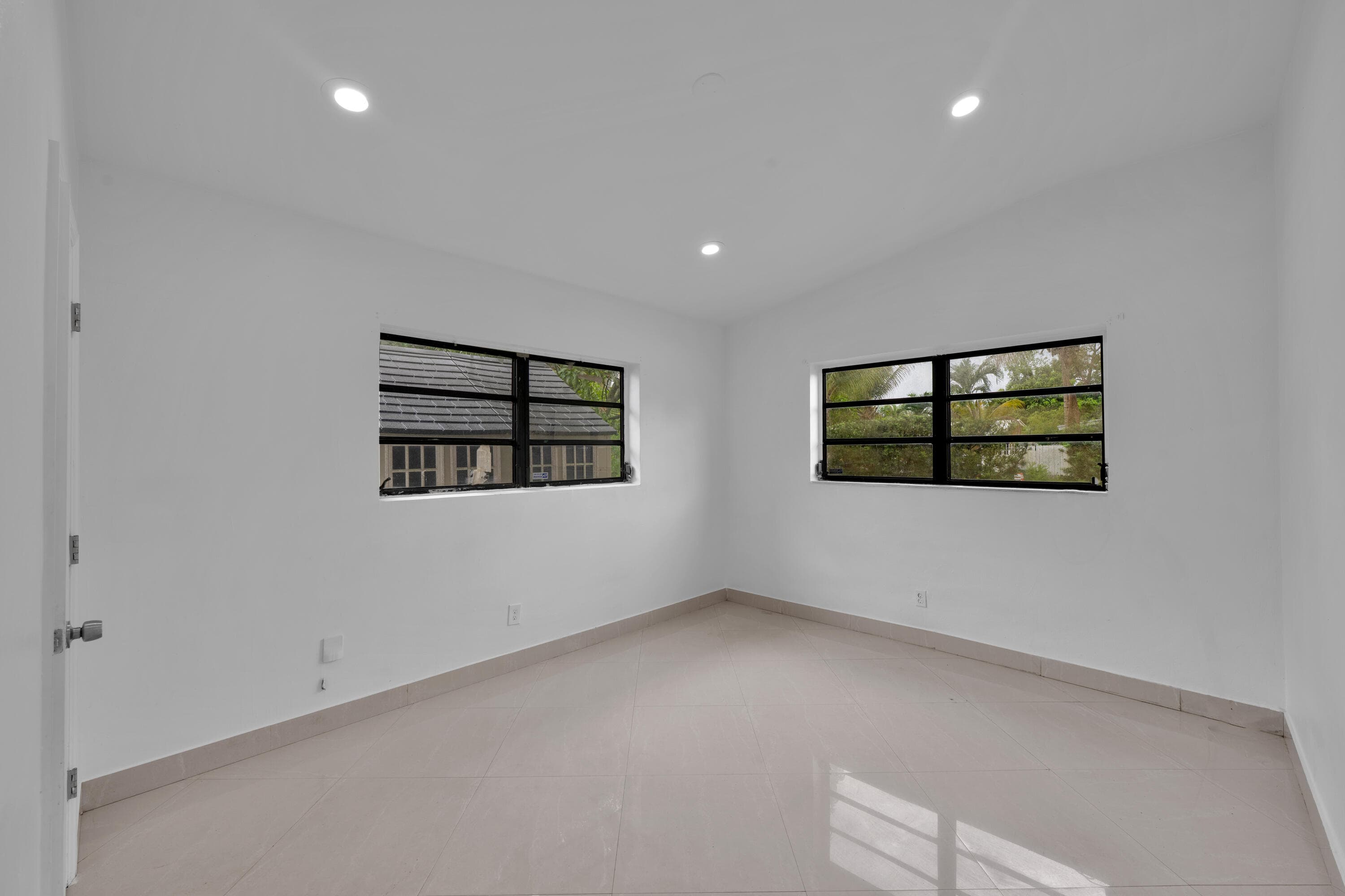 17551 NE 5th Avenue, North Miami Beach, FL 33162 26