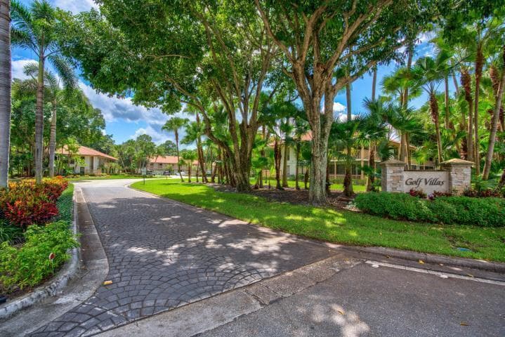 605 Brackenwood Cove, Palm Beach Gardens, FL 33418 2