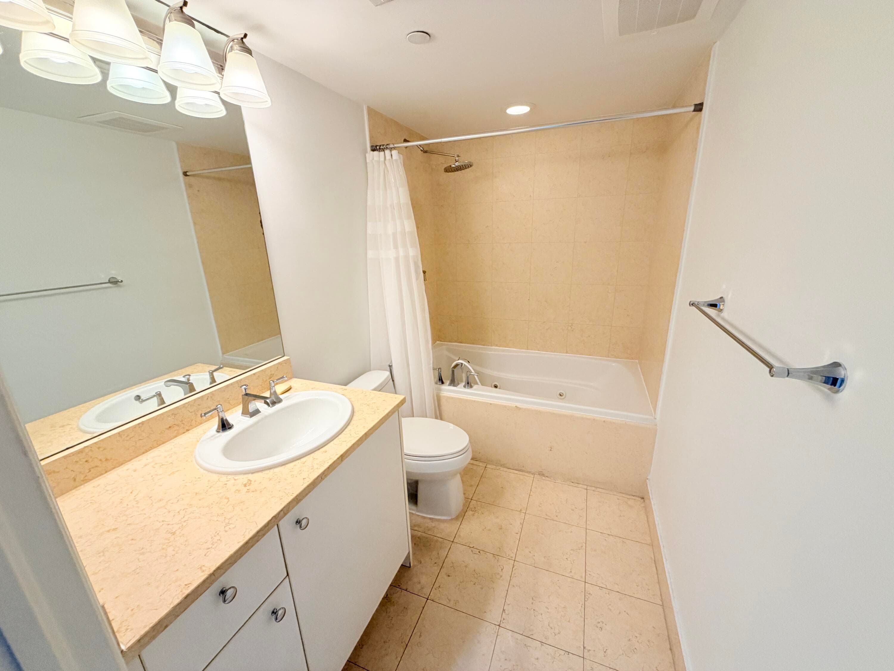 19900 E Country Club Drive 210, Aventura, FL 33180 13