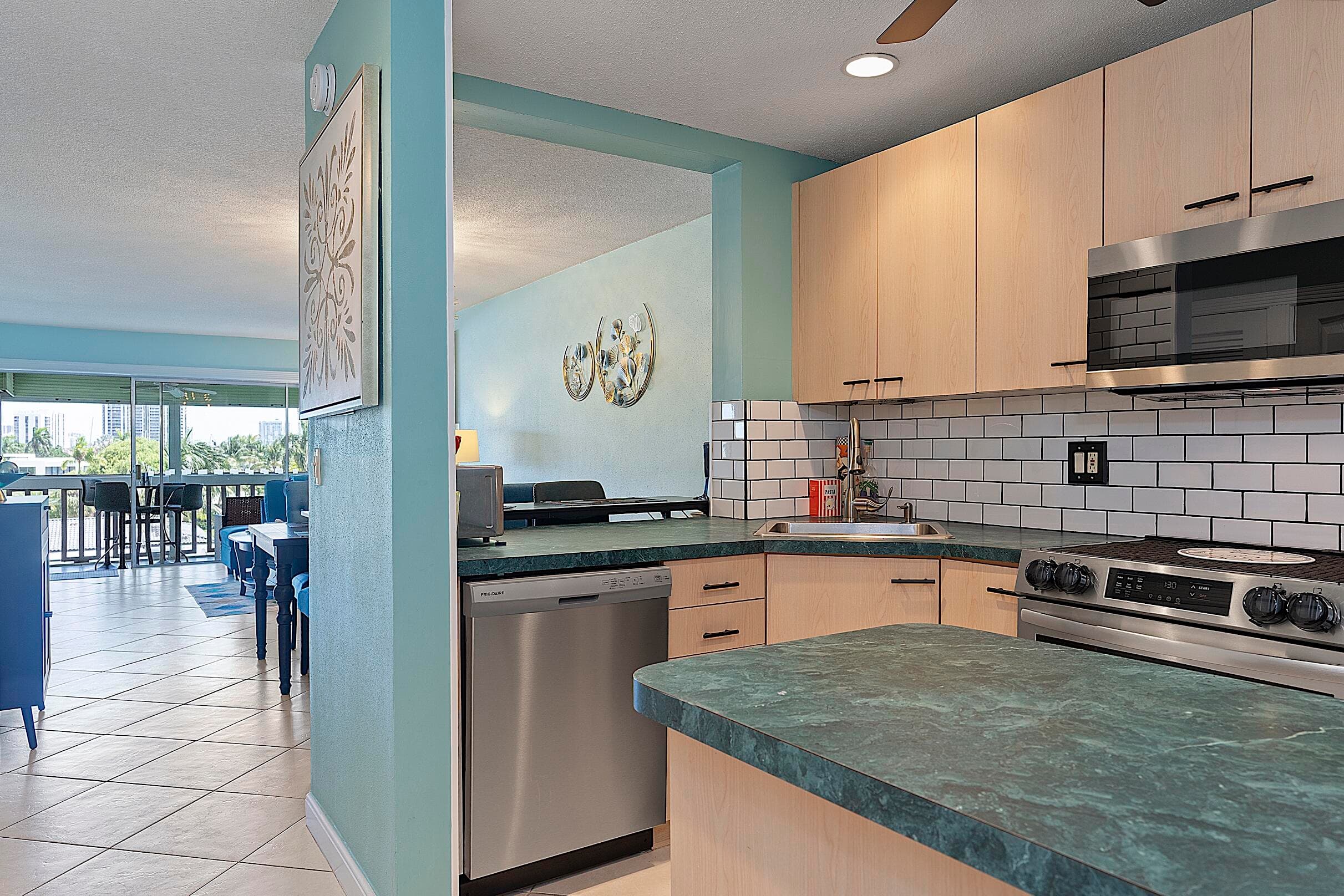 455 Paradise Isle Boulevard 404, Hallandale Beach, FL 33009 16