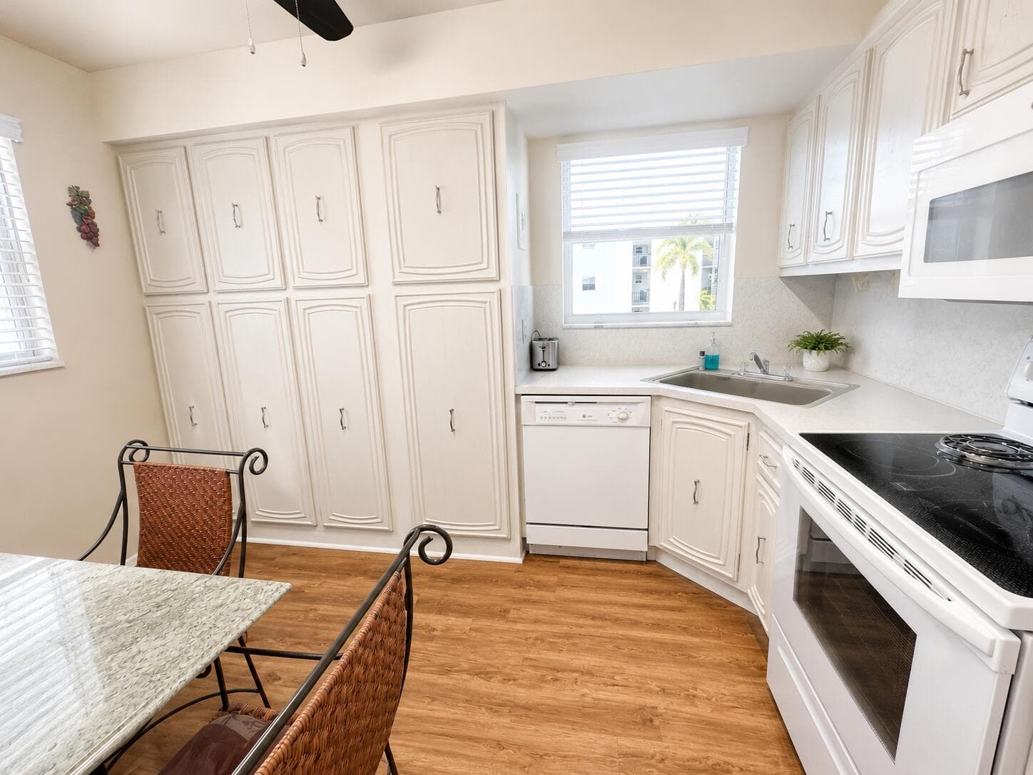 18 COLONIAL CLUB Drive 200, Boynton Beach, FL 33435 11