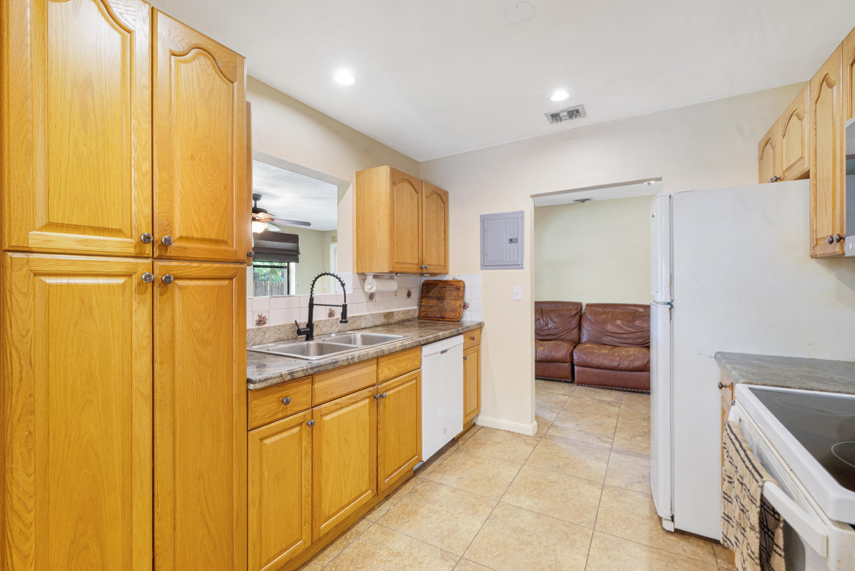 713 NE 35th Street, Oakland Park, FL 33334 14