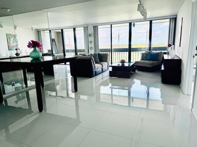 2000 Presidential Way 702, West Palm Beach, FL 33401 5