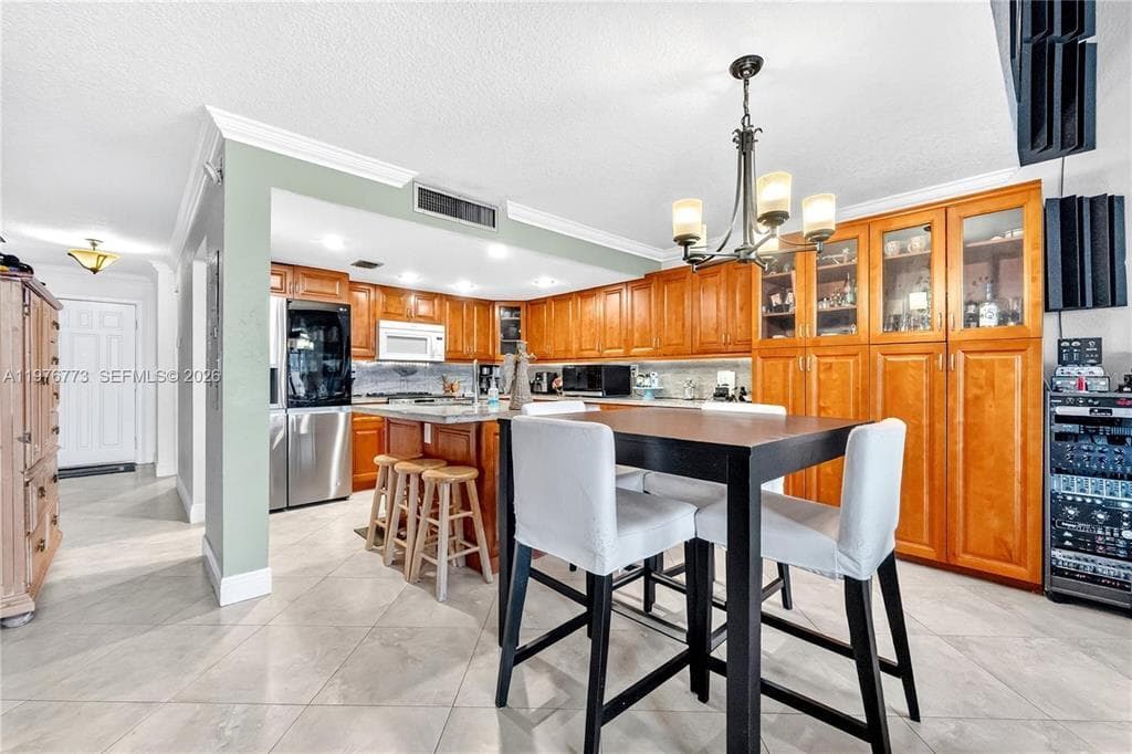 1490 Laguna Lane, Pembroke Pines, FL 33026 6
