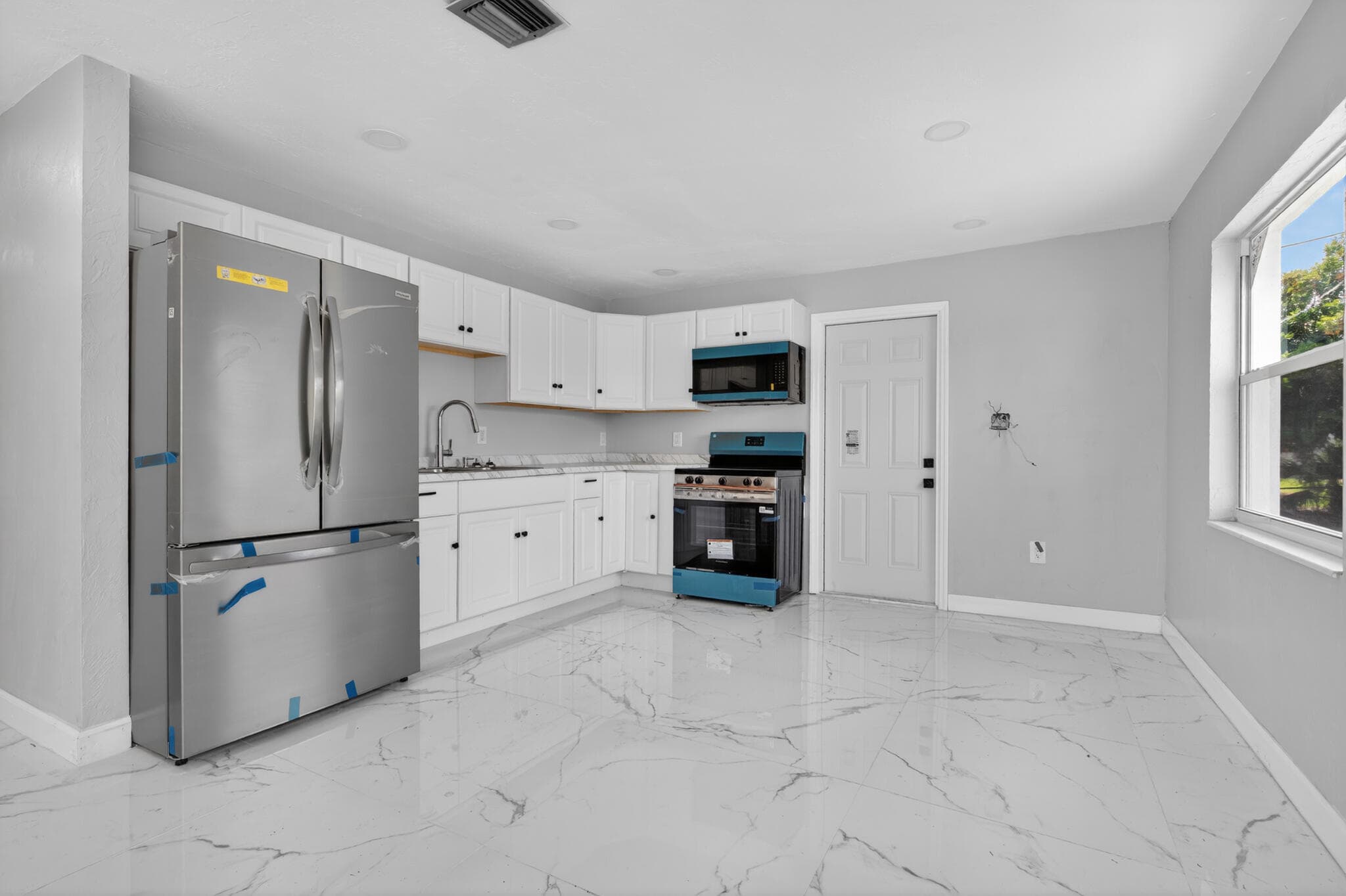 245 SW 11th Avenue, South Bay, FL 33493 9
