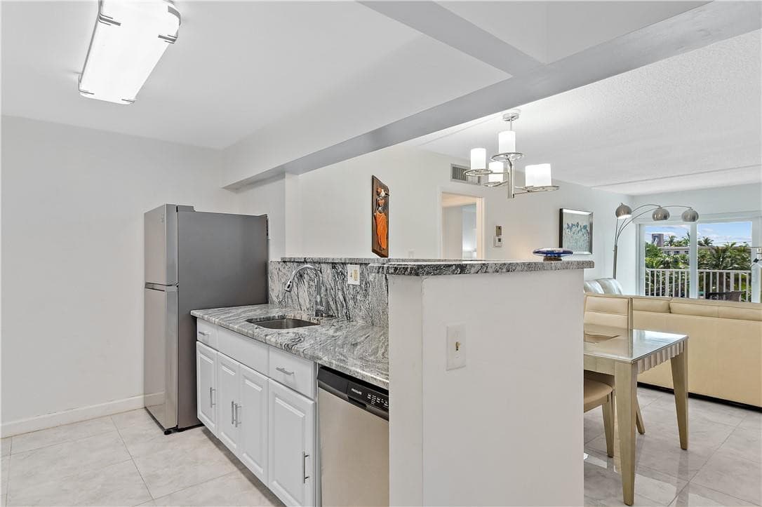 95 N Birch Road 405, Fort Lauderdale, FL 33304 19
