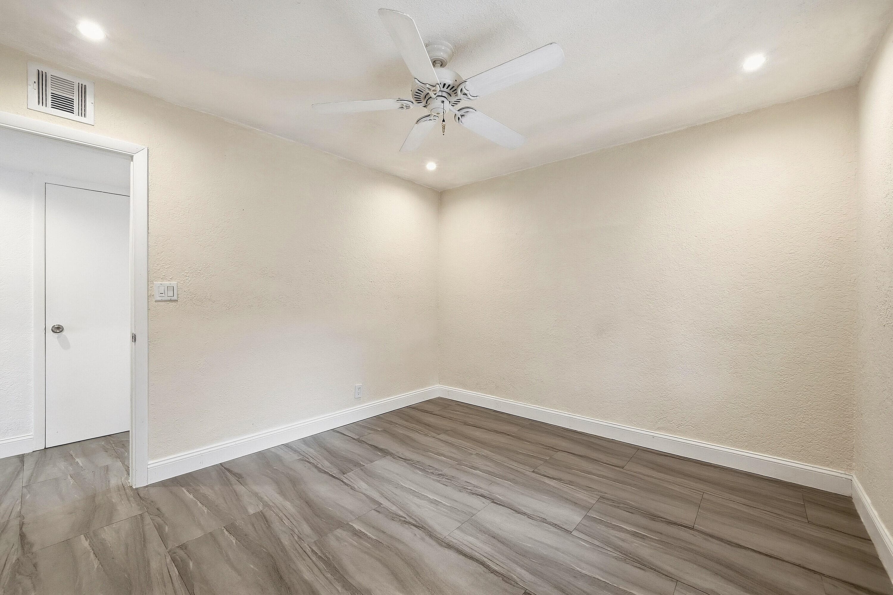 1777 NE 17th Street, Fort Lauderdale, FL 33305 24