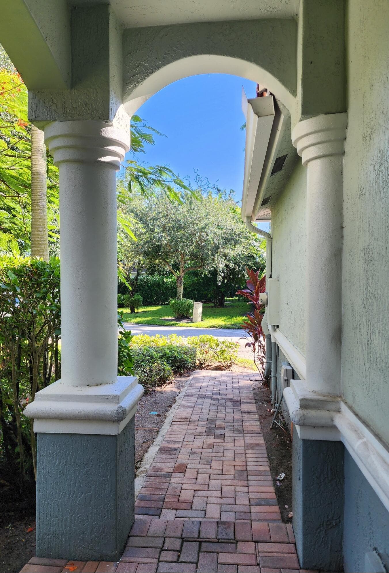 2124 Oakmont Drive, Riviera Beach, FL 33404 3
