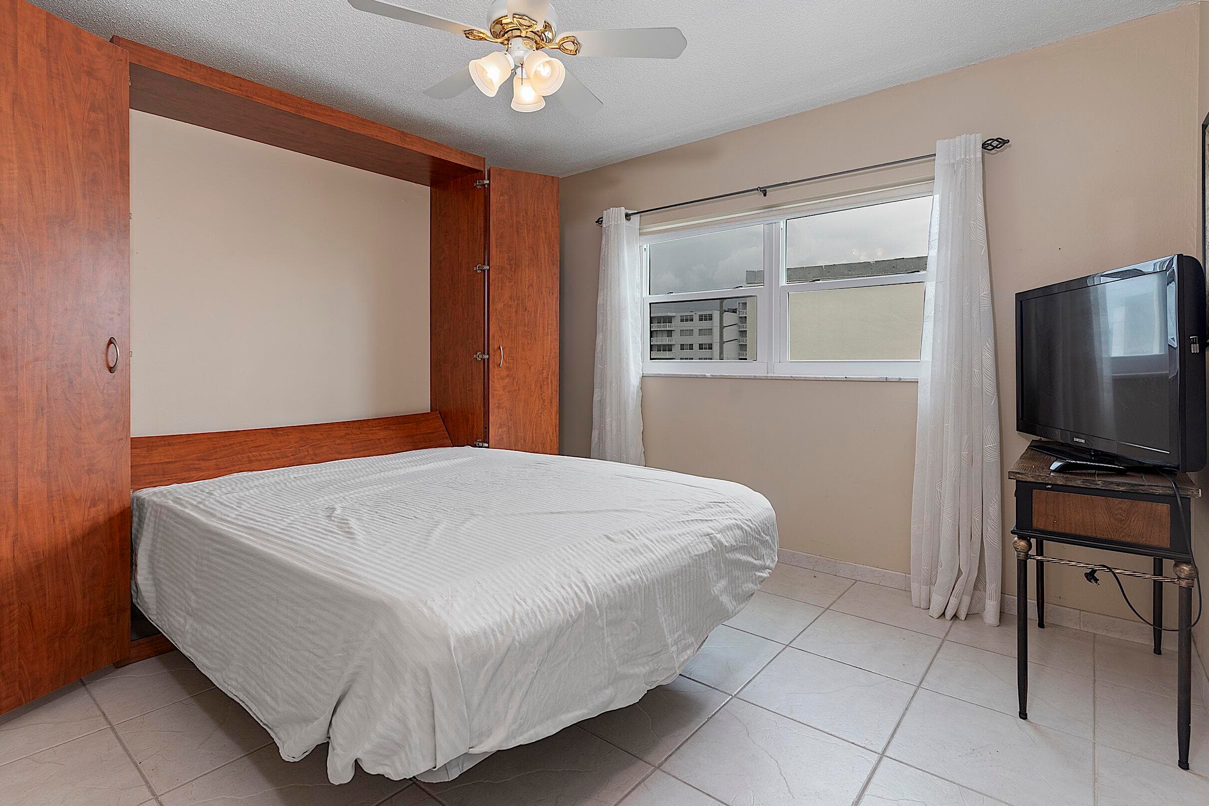 300 NE 14th Avenue 501, Hallandale, FL 33009 30
