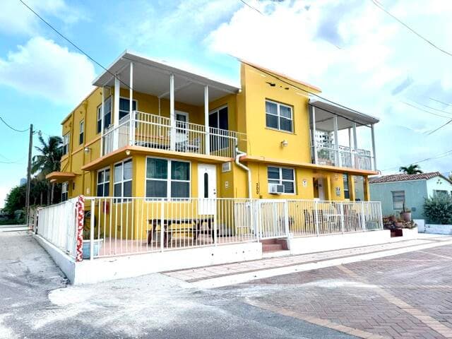 300 Georgia Street 1-5, Hollywood, FL 33019 4