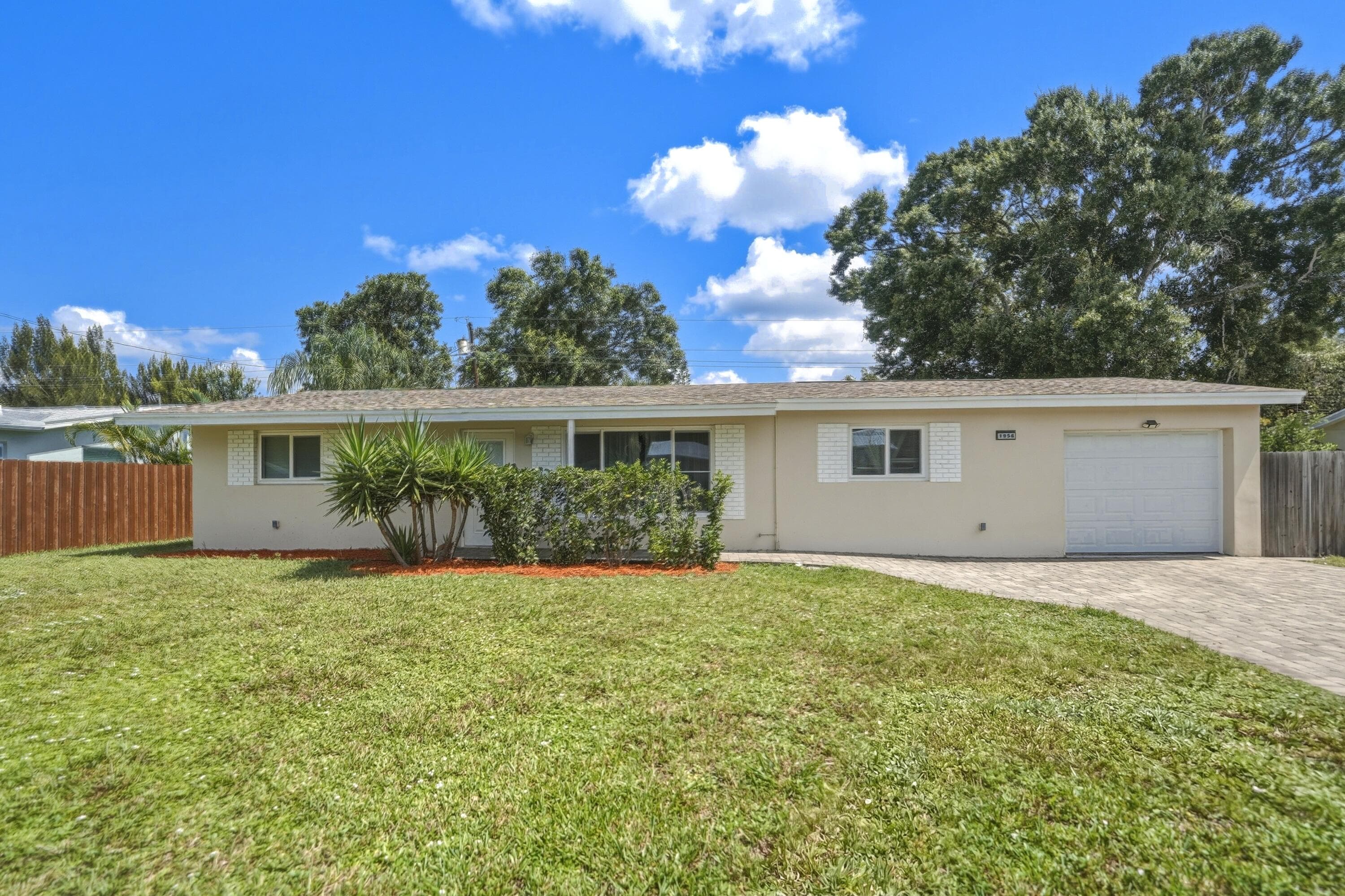1956 SW 1st Place SW, Vero Beach, FL 32962 2