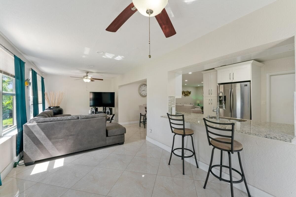 4184 NW 52nd Avenue, Lauderdale Lakes, FL 33319 6