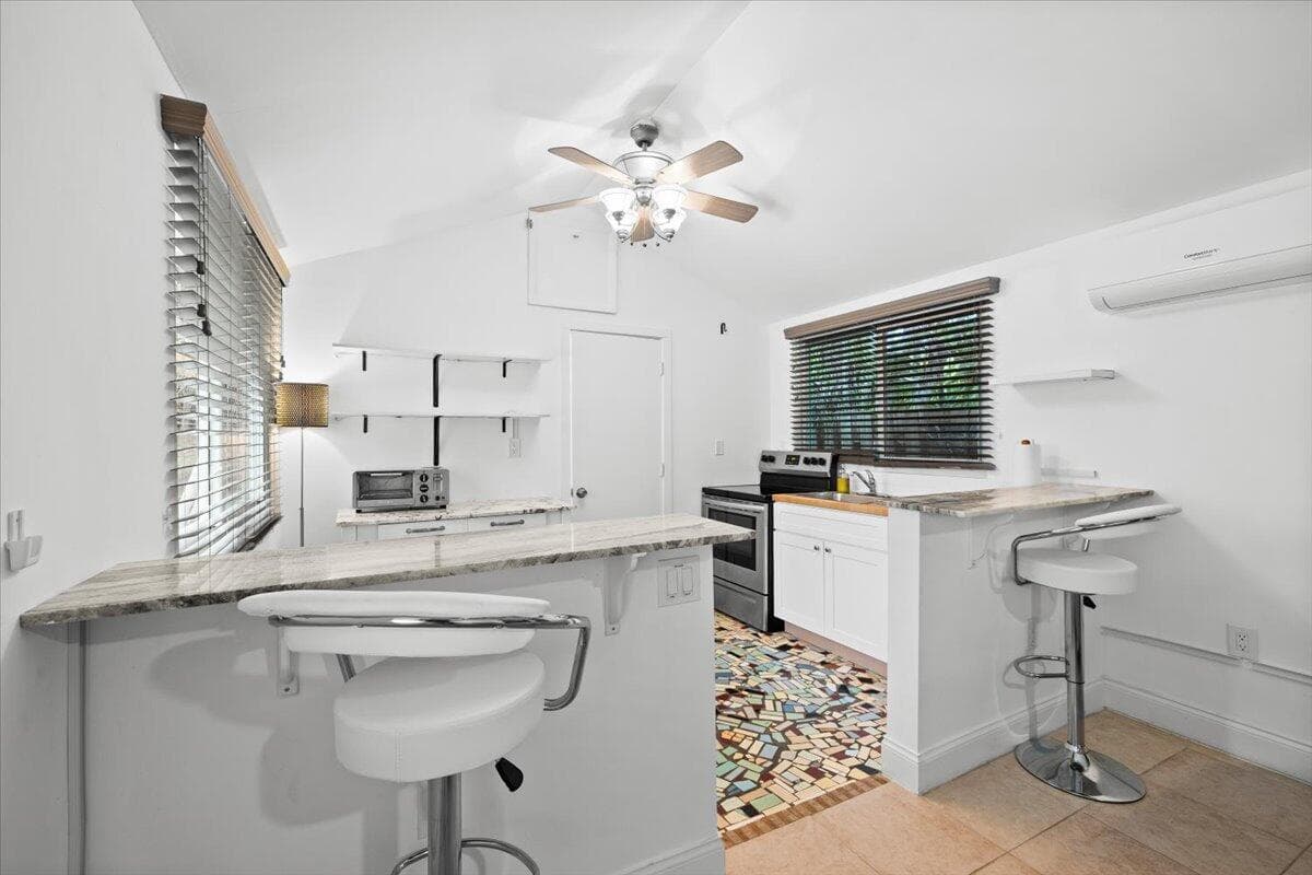 305 NE 14th Avenue, Fort Lauderdale, FL 33301 24