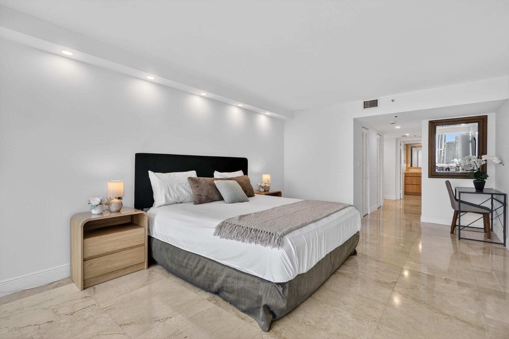 1717 N BAYSHORE Drive A-2935, Miami, FL 33132 25