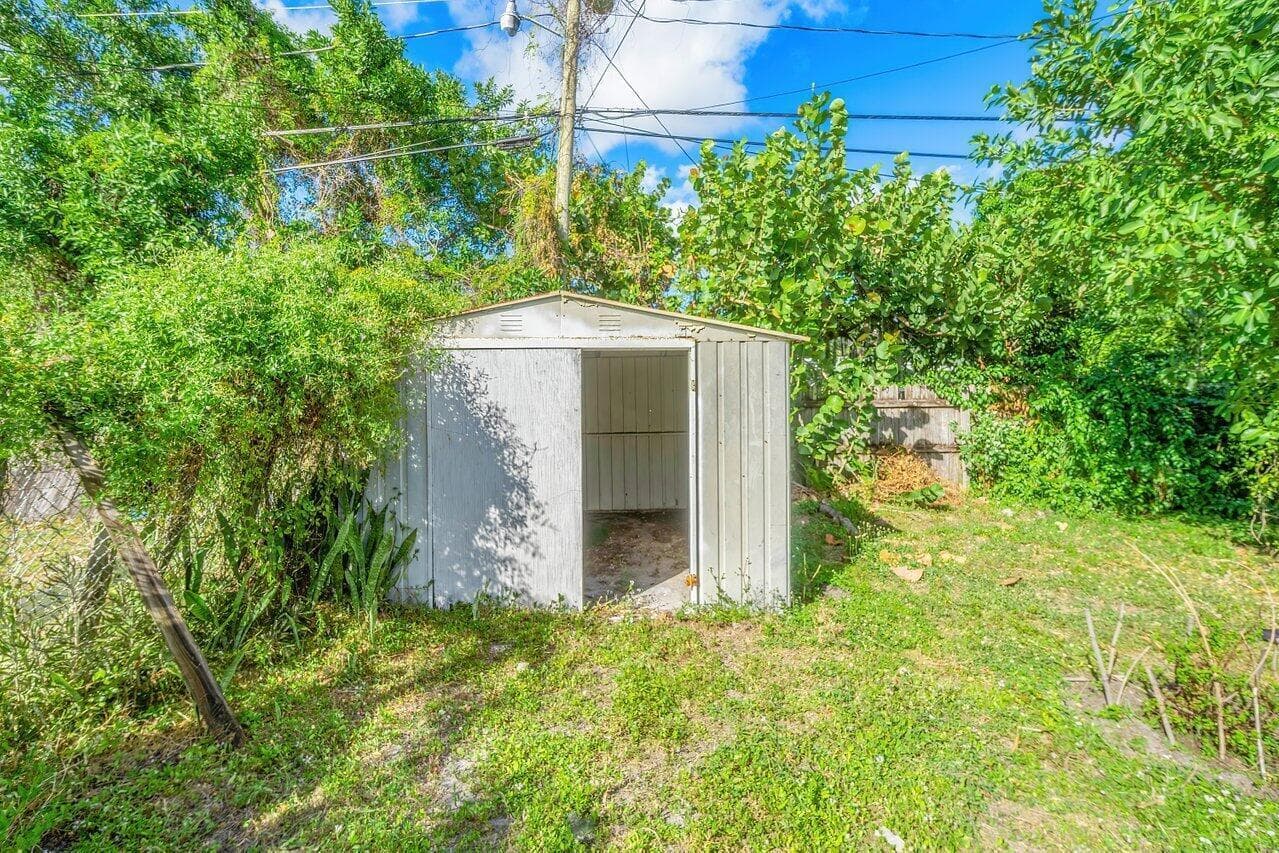 921 43RD Street, West Palm Beach, FL 33407 23