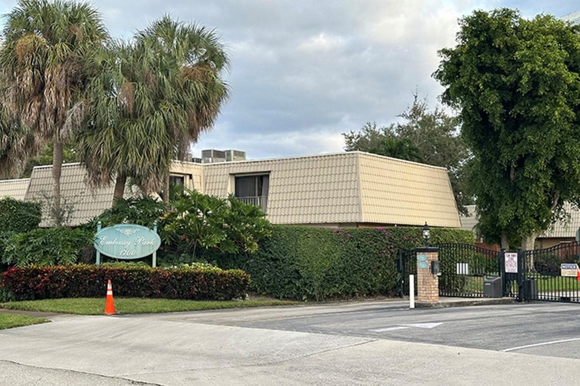 1700 Embassy Drive Apt 402, West Palm Beach, FL 33401 38