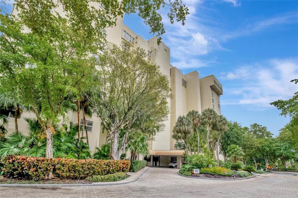 11111 Biscayne Boulevard Tower 2 - 4C or 427, Miami, FL 33181 2