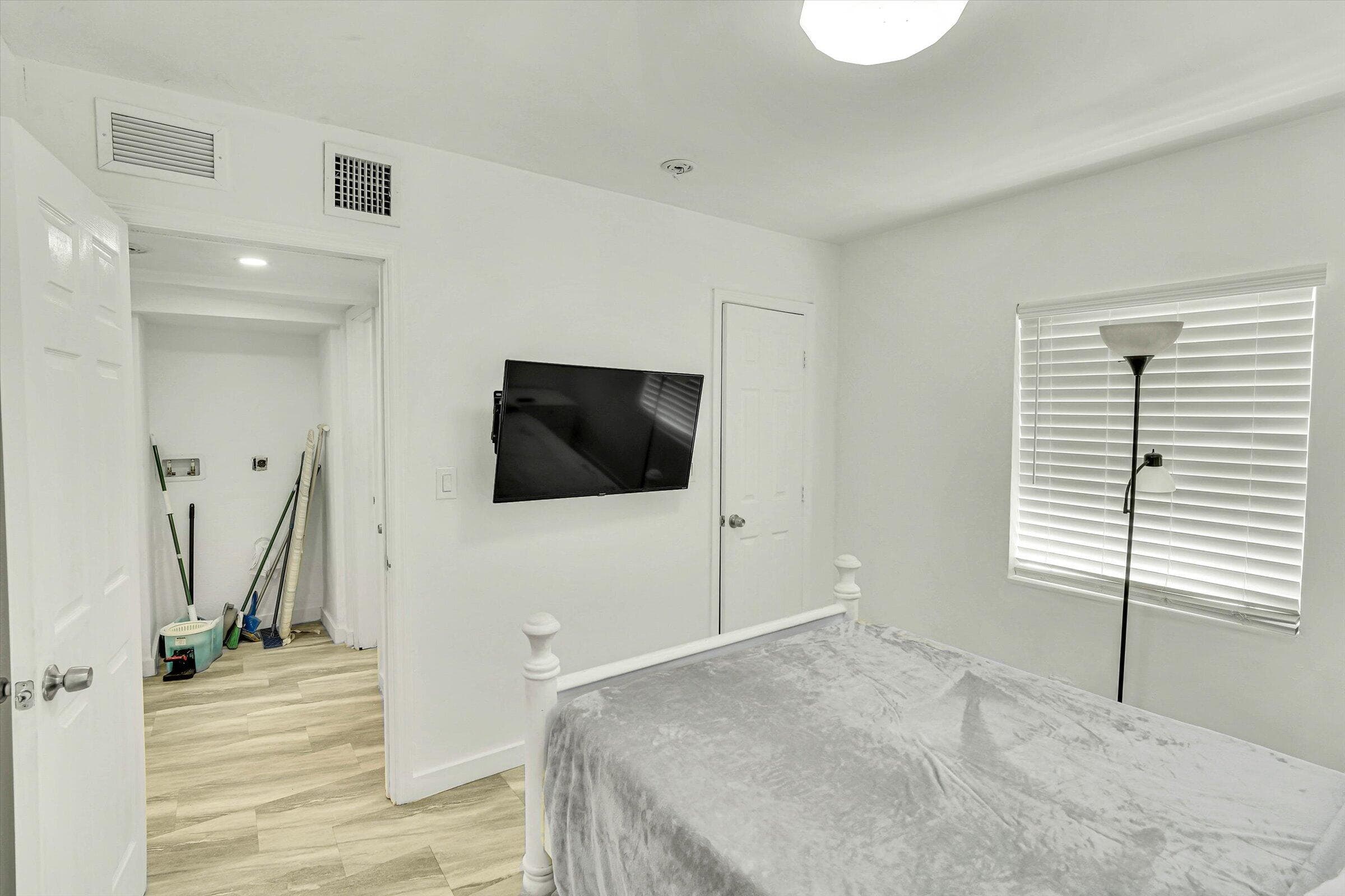 41 WILLIAMS Road, West Park, FL 33023 32