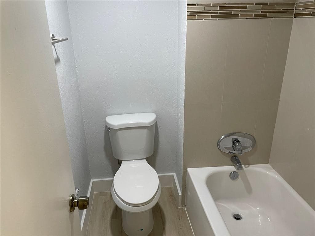 235 LAKEVIEW Drive 102, Weston, FL 33326 20