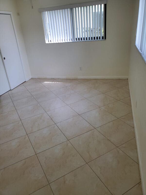 2460 NE 215th Street, Miami, FL 33180 9
